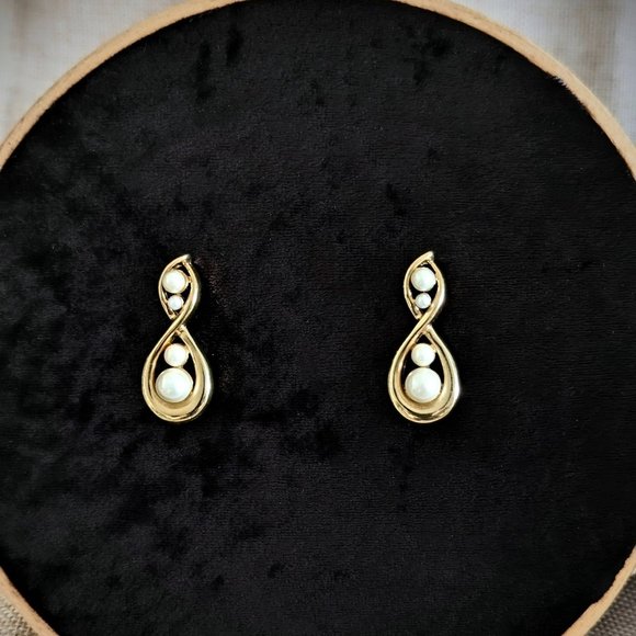 Faux pearls golden 8 shaped vintage earrings - Picture 1 of 3